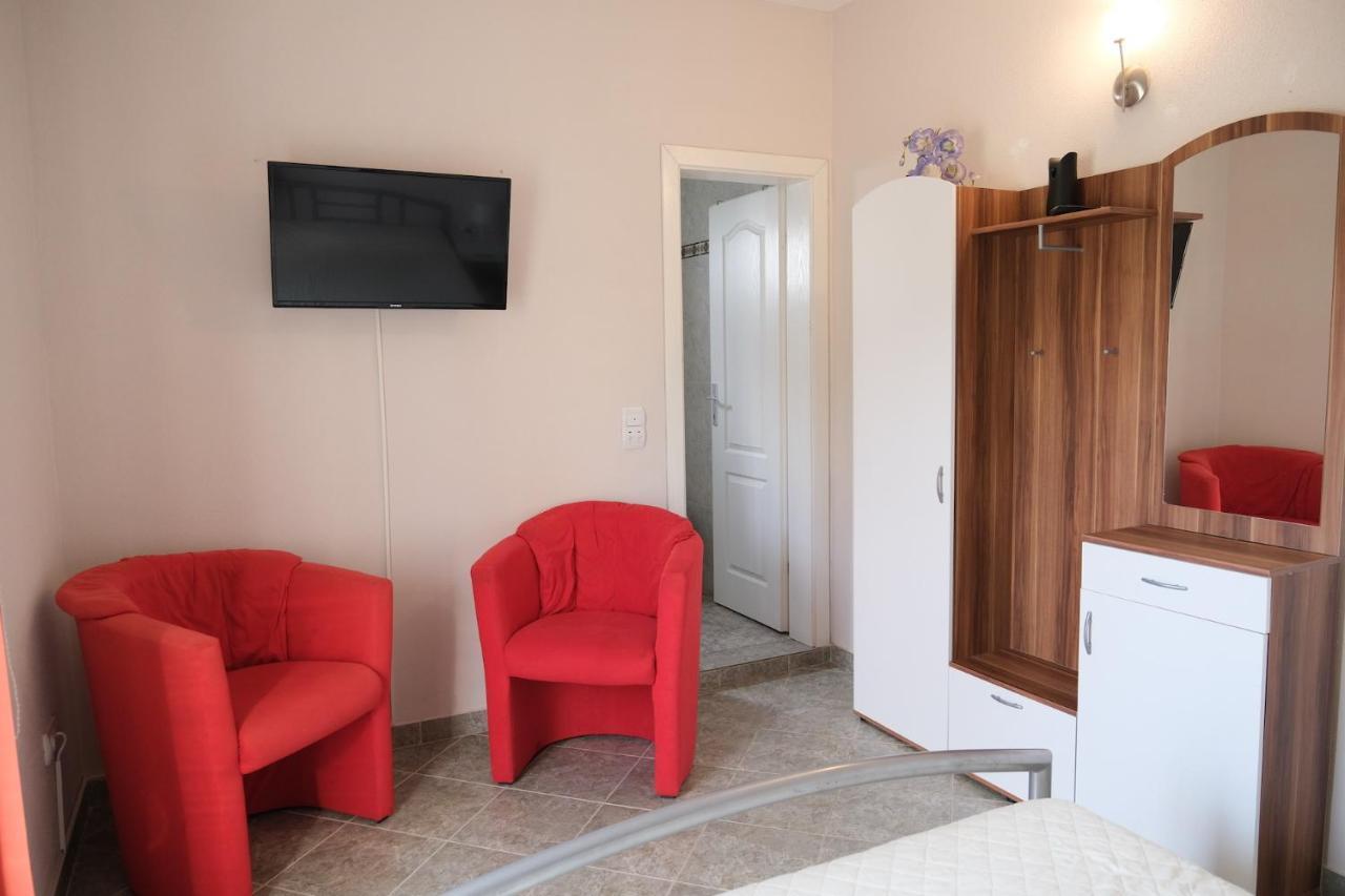 Apartments Jasmina Утеха Екстериор снимка