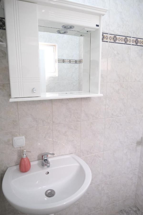 Apartments Jasmina Утеха Екстериор снимка